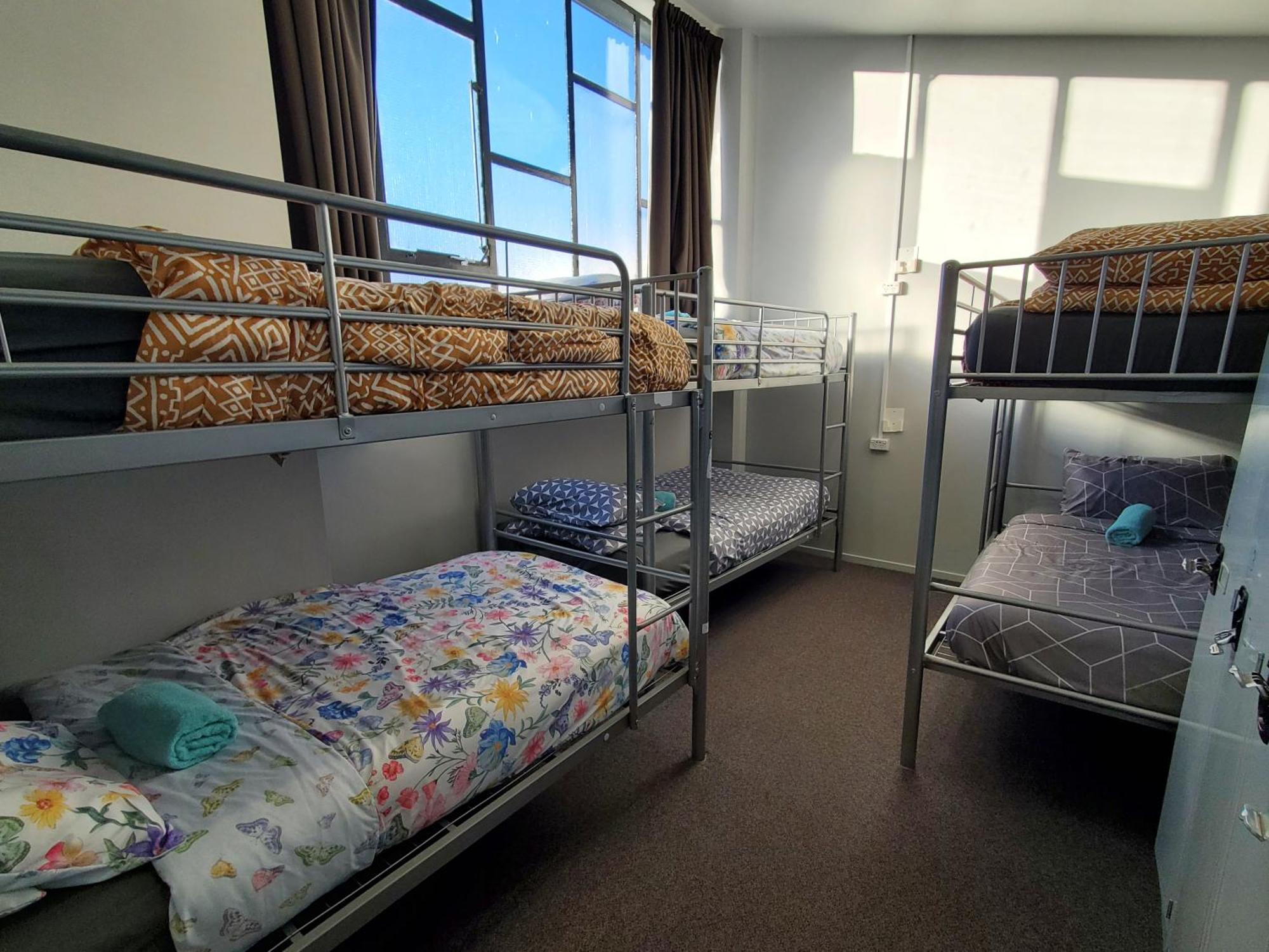 Urbanz Hostel Christchurch Buitenkant foto A room at the hostel