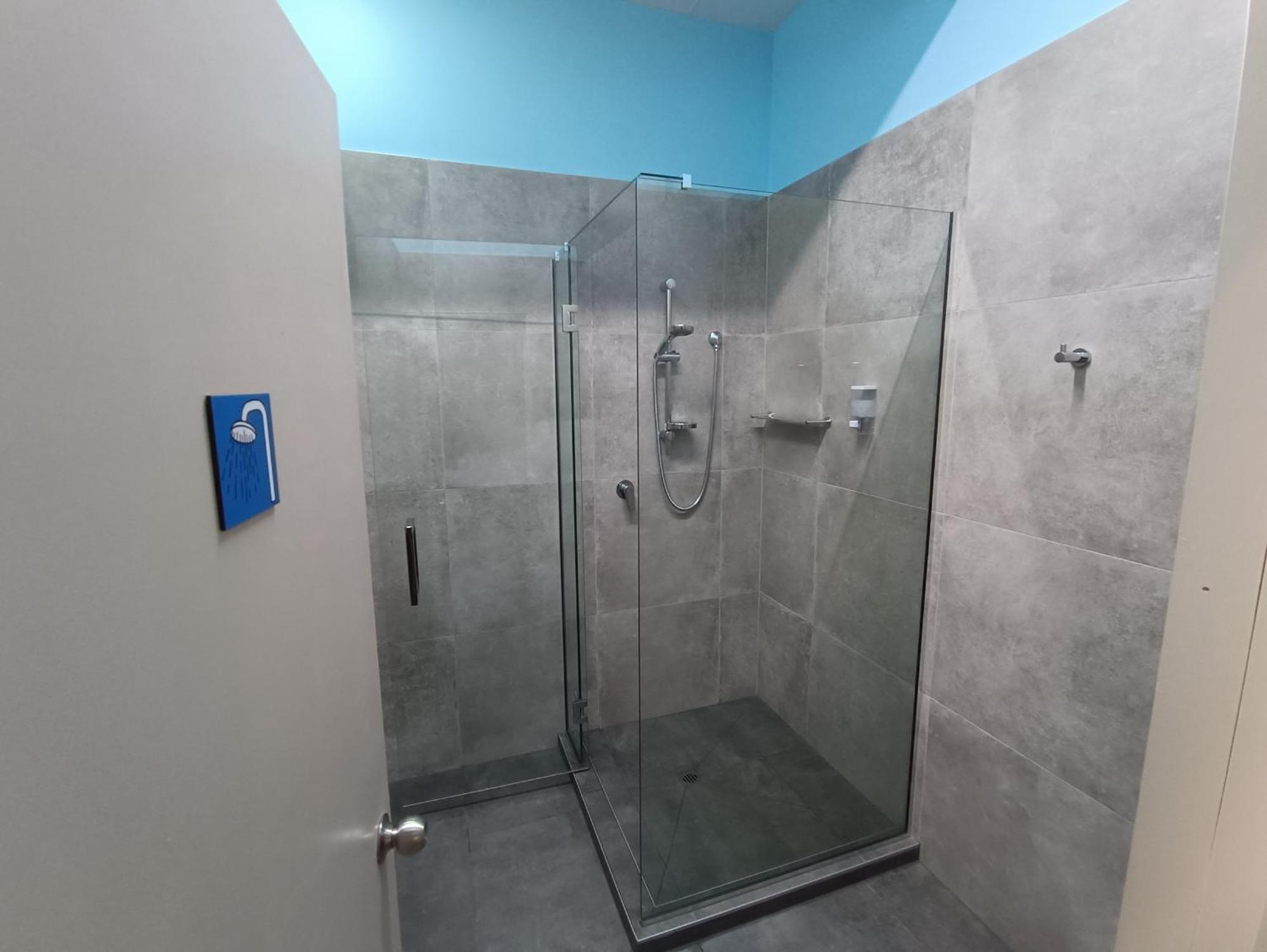 Urbanz Hostel Christchurch Buitenkant foto A shower cubicle