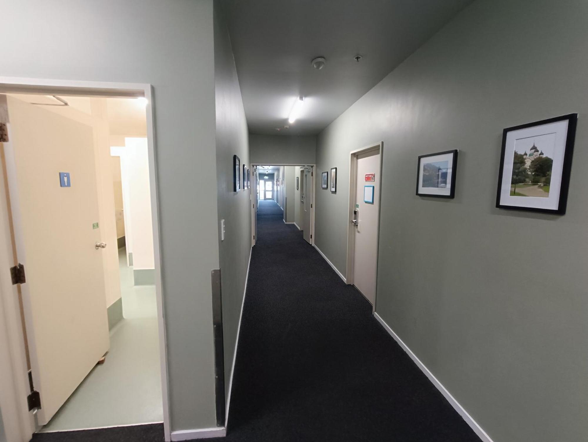Urbanz Hostel Christchurch Buitenkant foto A corridor at the University of Waikato's E H Turbott Residence