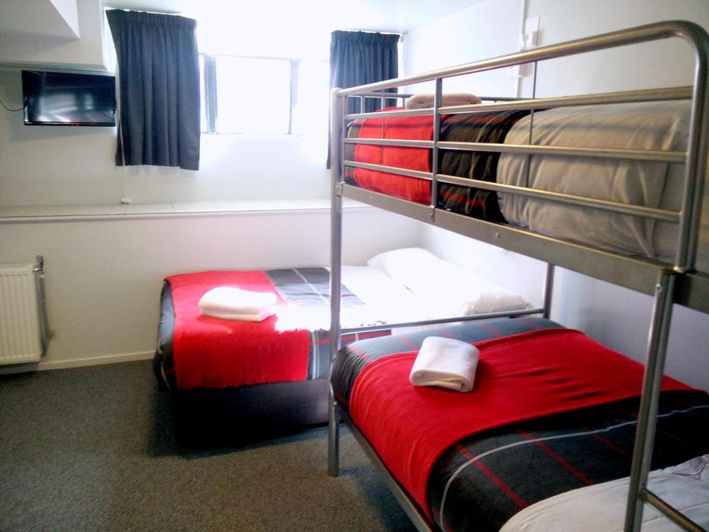 Urbanz Hostel Christchurch Buitenkant foto A typical room at the hostel