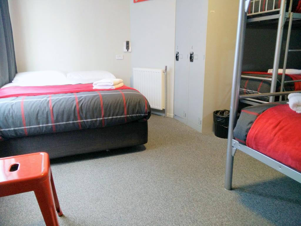 Urbanz Hostel Christchurch Buitenkant foto A typical room at a hostel
