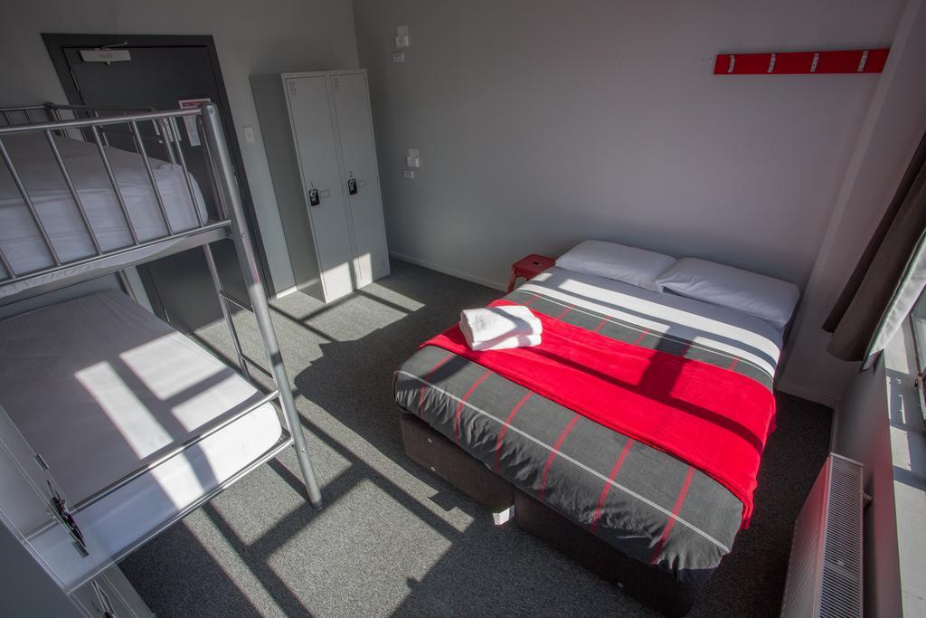 Urbanz Hostel Christchurch Buitenkant foto A cell at the prison