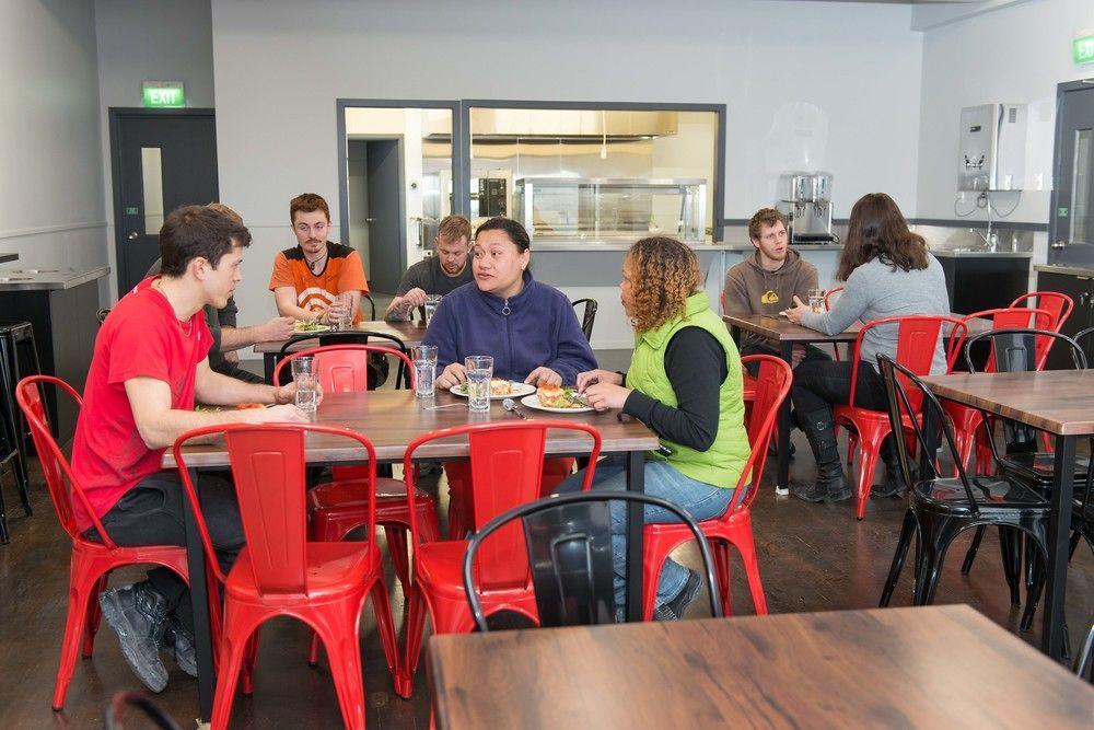 Urbanz Hostel Christchurch Buitenkant foto The dining room at the new boarding house