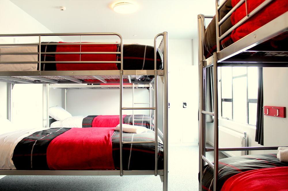 Urbanz Hostel Christchurch Buitenkant foto A typical room at a youth hostel