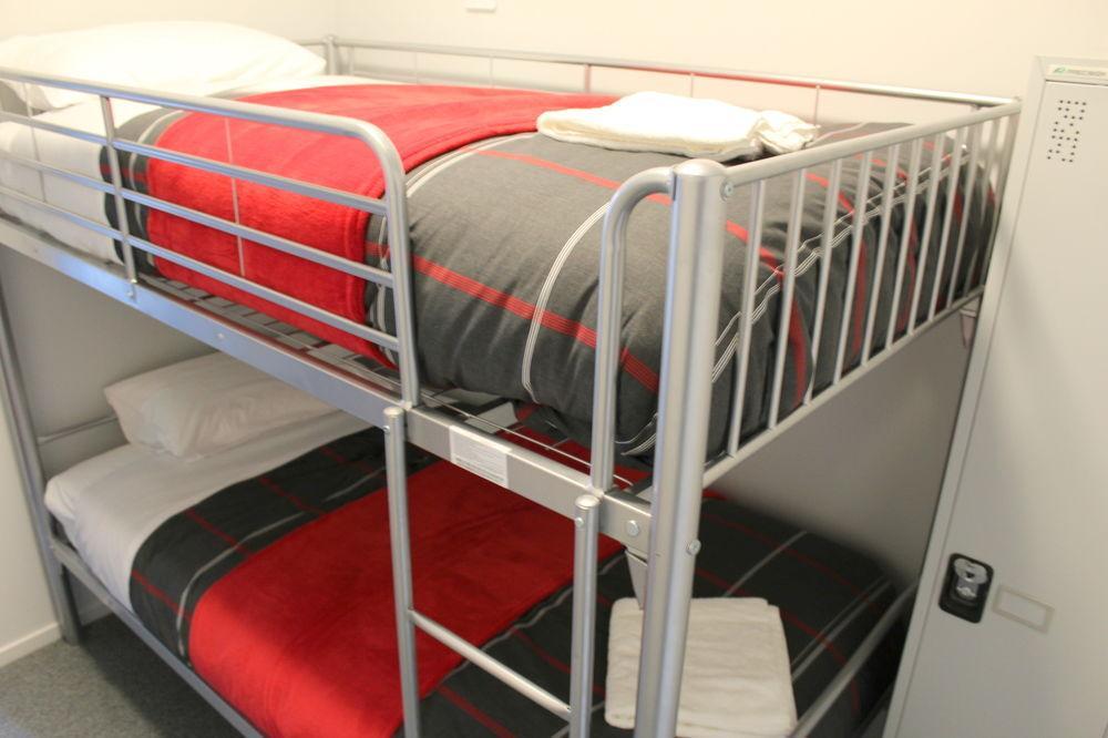 Urbanz Hostel Christchurch Buitenkant foto A bunk bed