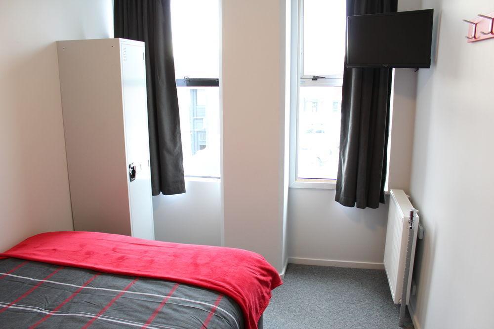 Urbanz Hostel Christchurch Buitenkant foto A bedroom in the new halls of residence