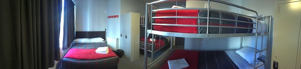 Urbanz Hostel Christchurch Buitenkant foto A typical room at a youth hostel