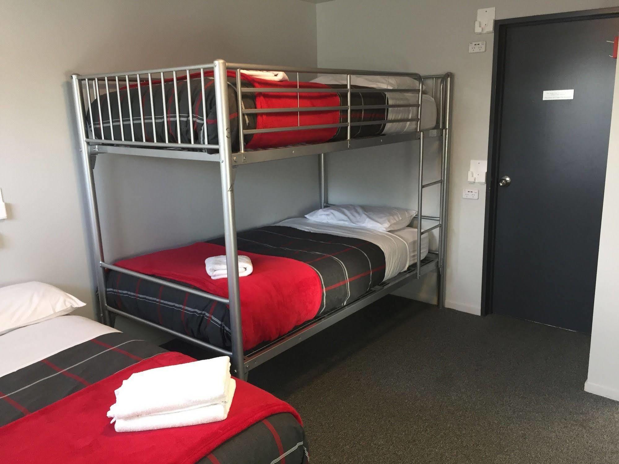 Urbanz Hostel Christchurch Buitenkant foto A bunk bed in a hostel