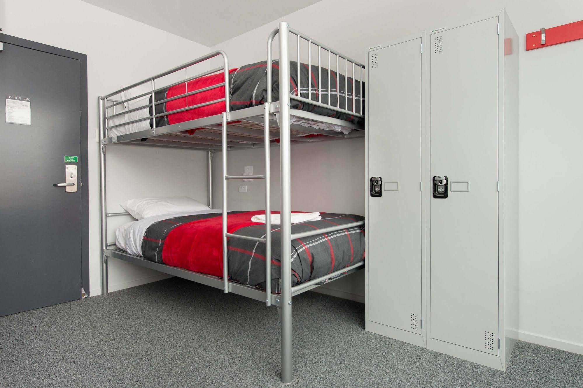 Urbanz Hostel Christchurch Buitenkant foto A bunk bed