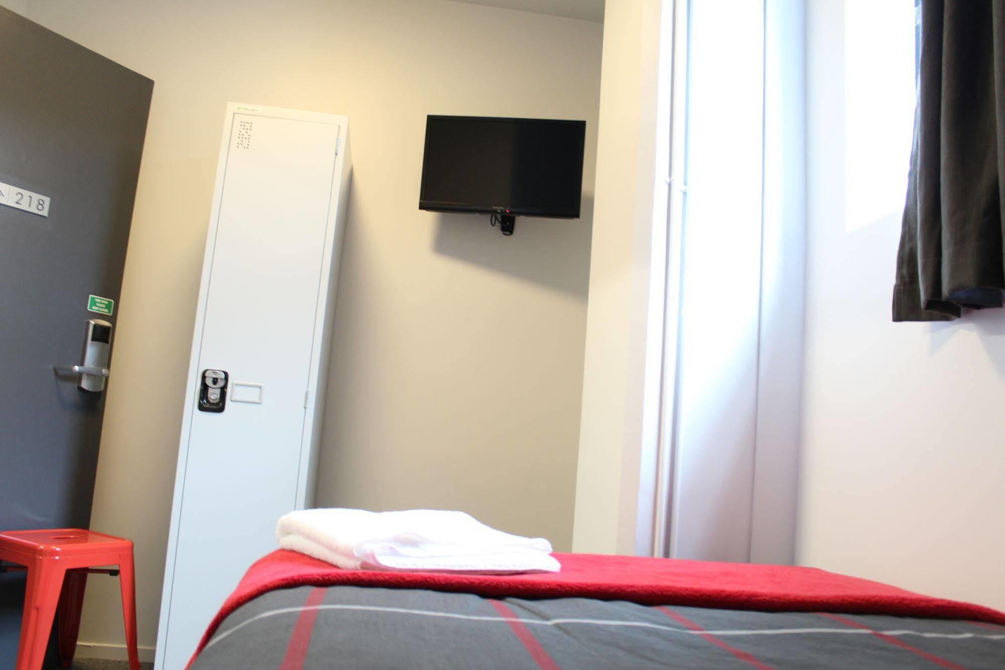 Urbanz Hostel Christchurch Buitenkant foto A room at a B&B hotel in Paris