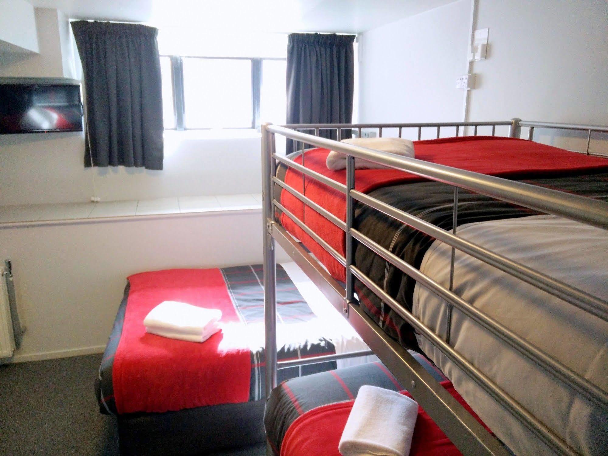 Urbanz Hostel Christchurch Buitenkant foto A typical room at the hotel