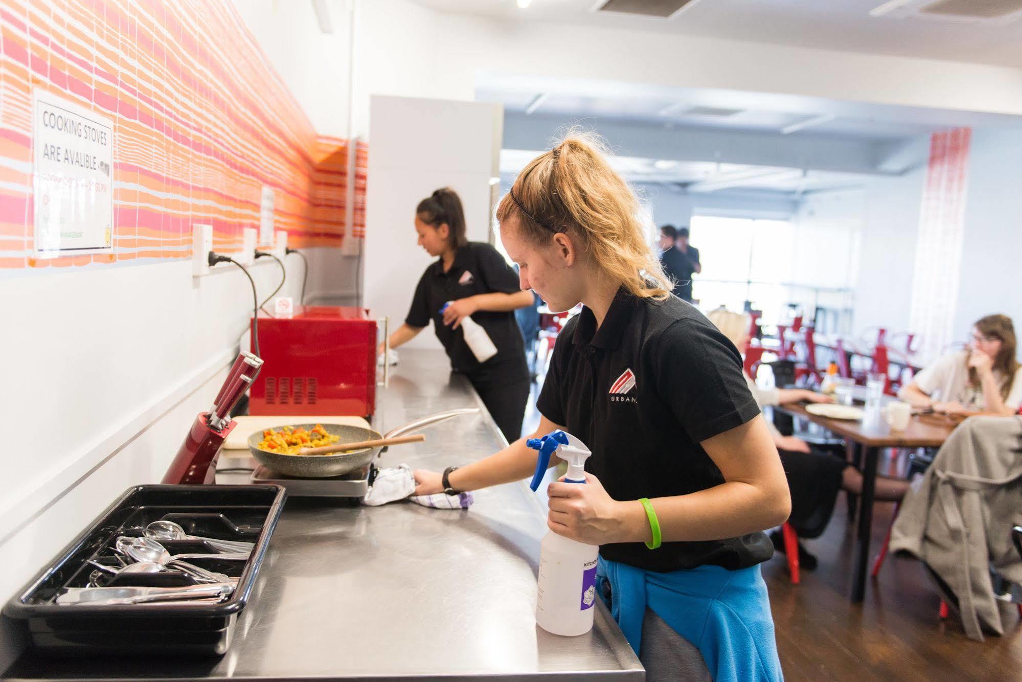 Urbanz Hostel Christchurch Buitenkant foto A student working in the kitchen at the restaurant