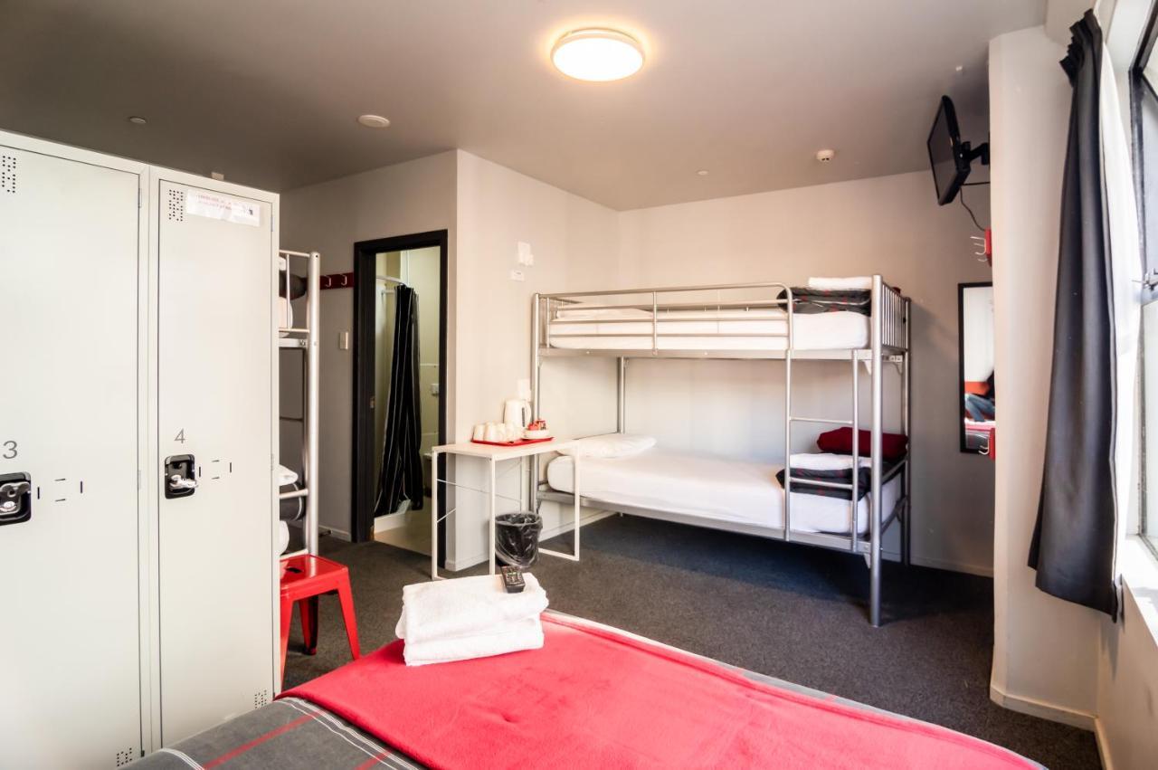 Urbanz Hostel Christchurch Buitenkant foto A typical room at a typical Ibis budget hotel