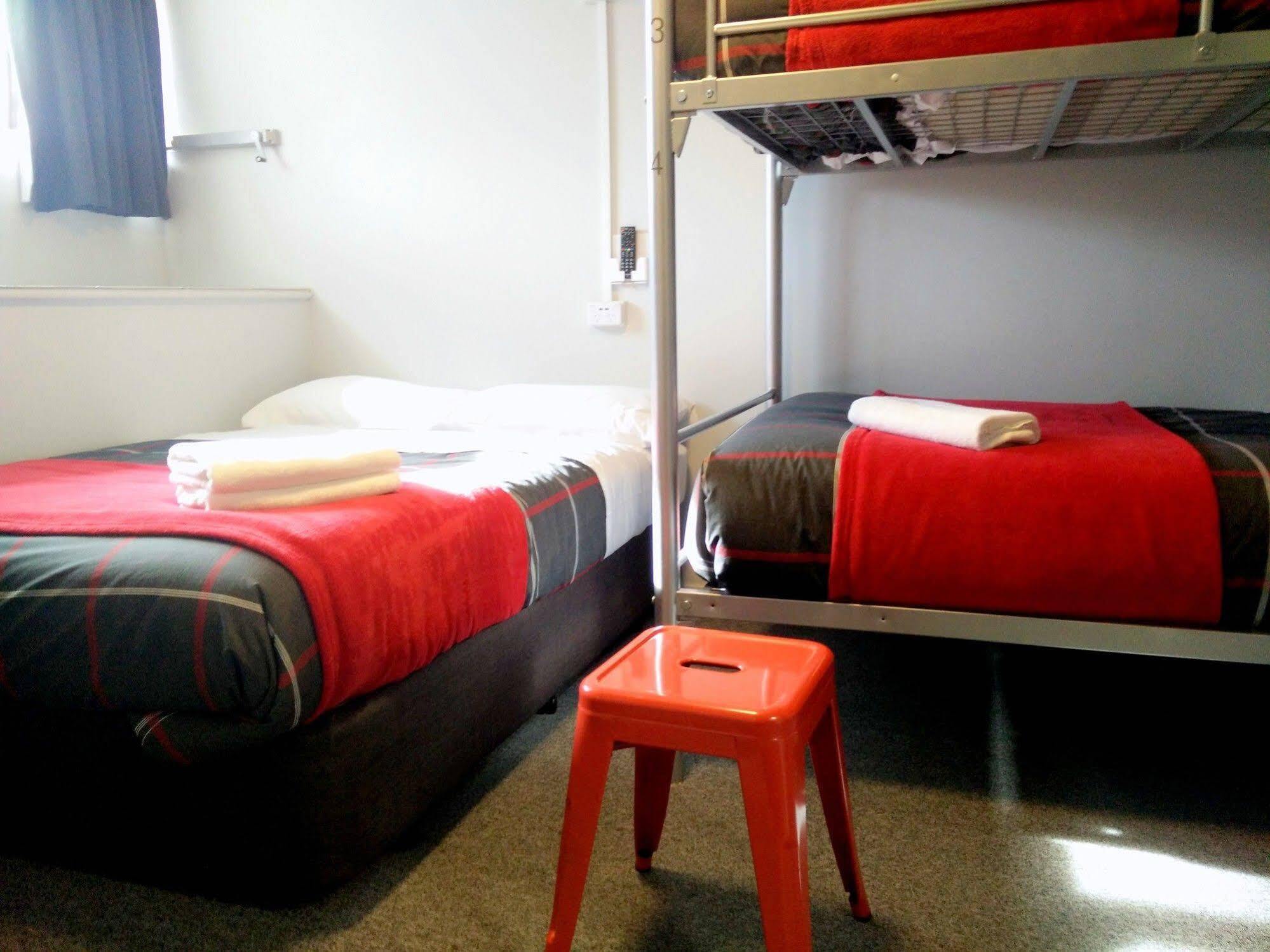 Urbanz Hostel Christchurch Buitenkant foto A typical room at a backpackers' hostel in Dunedin, New Zealand
